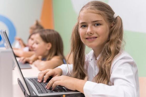 kids using laptop school scaled e1770042393992